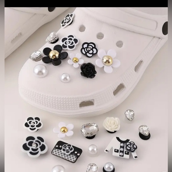 🎁NEW 24 PIECES SHOES BUCKLES  CHARM DECORATIVE. - Picture 2 of 5